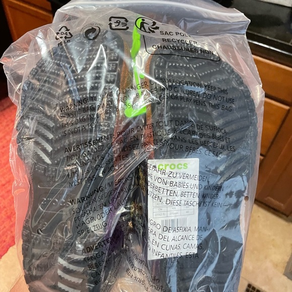 Hocus Pocus Crocs Disney Parks Halloween Clogs BRAND NEW - Picture 4 of 4